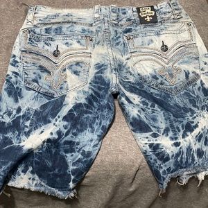 Size 36, 26 inches from top to bottom, average wear